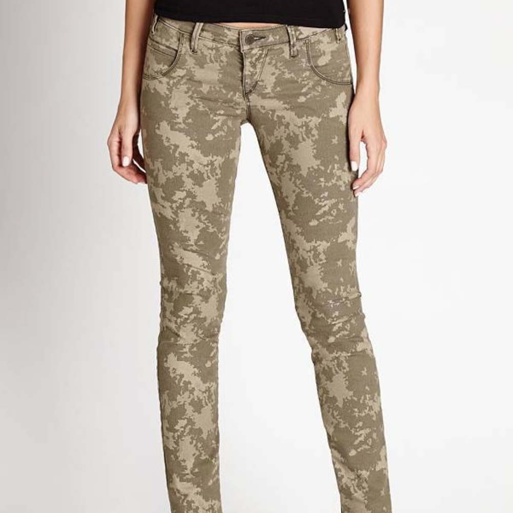 GUESS! LOW RISE MOTO SEAM SKINNY JEAN IN CAMO WASH